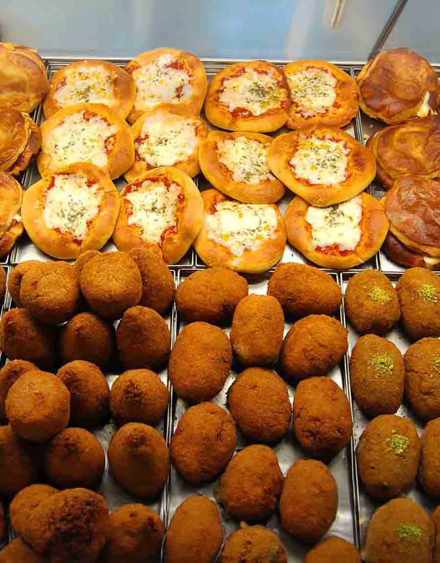 Tavola Calda Giarre, bancone con arancini e pizzette