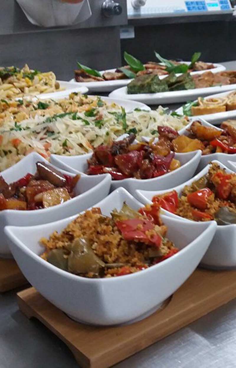 Apericena a Giarre, caponata siciliana e pasta con il salmone