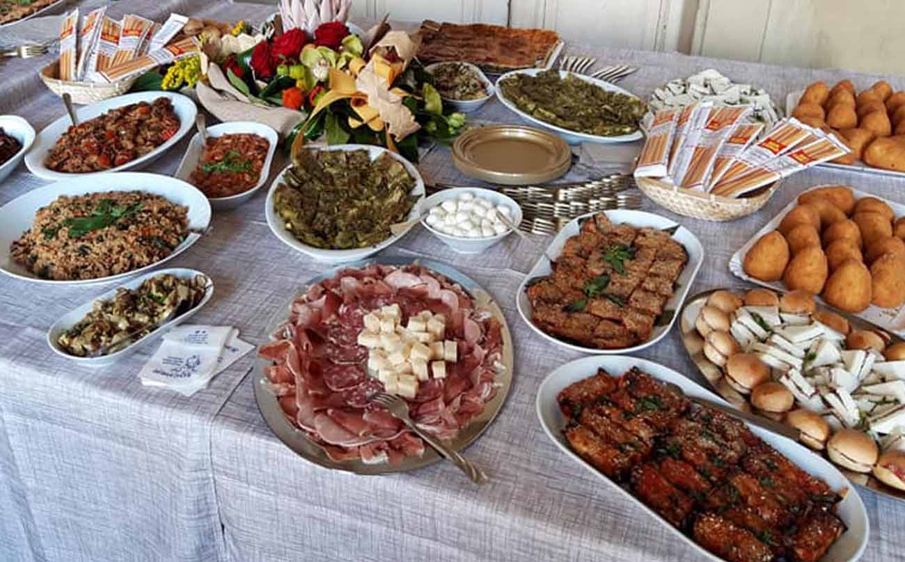 Apericena a Giarre, tavola con salumi, tavola calda e pasta