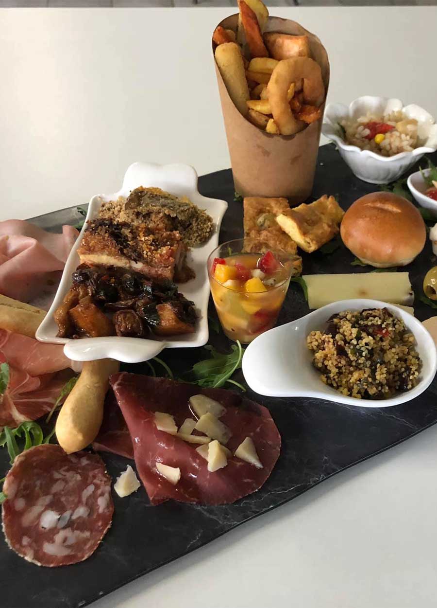 aperitivo a giarre, tagliere con salumi e antipasti